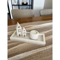 Dekoratives Tablett in Weiß Passend Im Set | Häuser & Kerzenhalter Dekoratives Tablett in Weiß Passend Im Set | Häuser & Kerzenhalter von eliessentials