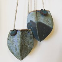 strukturierte Blumenampel Keramikvase Mit Zwei Perlen von elishaholdenstudio