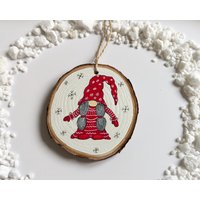 Wichtel - Holzscheibe Holz Weihnachtlich Bemalt Lackiert Weihnachten von ellenshomedeko