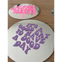 Cooler Statement Deko Spiegel Mit Druck „It's A Good Day To Have Day" in Lila, Selbstklebend | Personalisierter von emaliviDesignShop