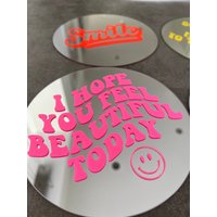 Cooler Statement Smiley Spiegel Mit Druck „I Hope You Feel Beautiful Today" in Neon-Pink, Selbstklebend | Personalisierter von emaliviDesignShop