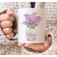 Benutzerdefinierte Flieder Blumentasse, Frühlingsblumen Tasse, Lila Blumen, Personalisierter Namensbecher, Geschenk Für Sie, Mama, Gärtnerin von emhGraphics