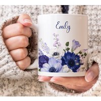 Lila Blumen Kaffeetasse, Geschenk Für Sie, Personalisierte Geschenkbecher, Namenstasse, Freund Oder Mitarbeiter Geschenk, Florales Design von emhGraphics