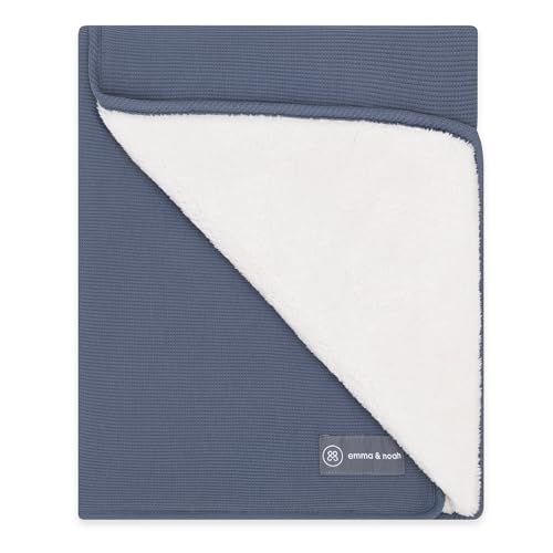 emma & noah Premium Kuscheldecke für Babys, 95x75 cm, Flauschig und Atmungsaktiv, Bio-Baumwolle, Oeko-TEX Standard 100, Als Babygeschenk oder als Kinderwagendecke (Essential Blau) von emma & noah