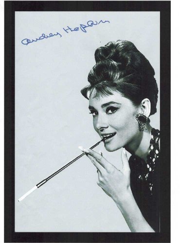 empireposter Audrey Hepburn Smoking - Bedruckter Spiegel mit Kunststoff Rahmen in Holzoptik, Kult-Spiegel - Grösse 20x30 cm von empireposter