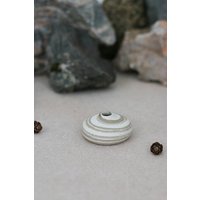 Sandscape - Cremefarbene Kleine Beige Keramik-Vase in Kieselsteinform von emporiumJULIUM