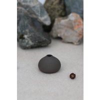 Sandscape - Schwarz Kleine Schwarze Keramik Miniatur Steinform Vase von emporiumJULIUM