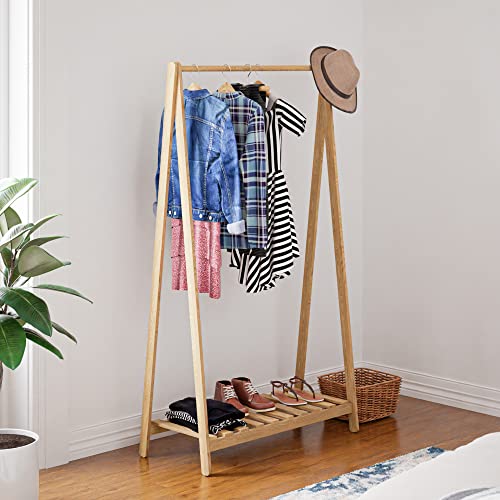 [en.casa] Kleiderständer Ledøje Garderobenständer mit Kleiderstange Jackenständer mit 1 Ablage Schlafzimmer Flur Standgarderobe Kiefernholz 148 x 106 x 38 cm von [en.casa]