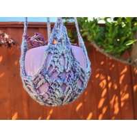 Ooak Sidewalk Kreide 4 Strang Tie Dye Boho Makramee Stil Gehäkelt Hängender Übertopf Für 4-6" Pflanzentopf von enchanthread