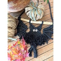 Makramee Fledermaus - Halloween Dekoration Handgemachte Deko Für Und Kleine Boho Wanddeko von endloserKnoten