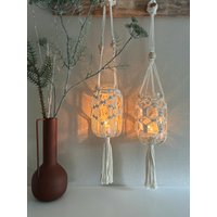 Windlicht Aus Glas Zum Hängen Mit Zwei Unterschiedlichen Makramee Mustern, Handgemacht in Der Farbe Natur. Im Boho Stil Windlicht Aus Glas Zum Hängen Mit Zwei Unterschiedlichen Makramee Mustern, Handgemacht in Der Farbe Natur. Im Boho Stil von endloserKnoten
