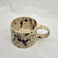 Handgemachte Tasse Aus Keramik - Schwarze Farbkleckse Ca. 200 Ml Handgemachte Tasse Aus Keramik - Schwarze Farbkleckse Ca. 200 Ml von enikepottery