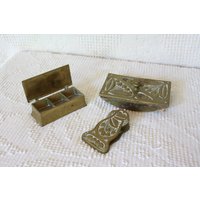 Jugendstil Messing Schreibtisch Set Mit Tintenklebeplatte, Büroklammer, Und Stempel Box von etoileantiques