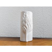 Vintage Vase Ak Kaiser - Biskuit Porzellan Weiß 60Er 70Er Jahre Mid Century Design V. M Frey Elegantes Lotus Relief Nr. 573/19 von everglaze