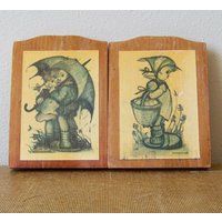Vintage Hummel Regenschirm Und Apfel Sammeln Mid Century Kunstdrucke Auf Holz Set Von 2 Stück Vintage Hummel Regenschirm Und Apfel Sammeln Mid Century Kunstdrucke Auf Holz Set Von 2 Stück von evileyevintage