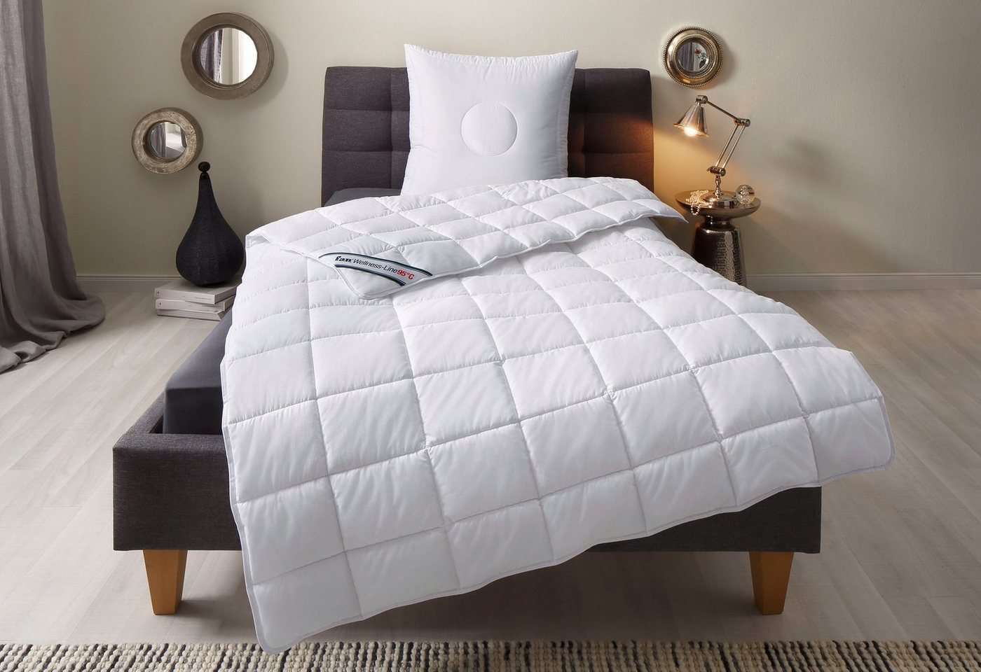 fan Kunstfaserbettdecke Wellness Line, Füllung: Polyester, Bezug: 100% Baumwolle, kochfest bis 95 °C - mit immer wieder aufschüttelbarer Faserfüllung fan Kunstfaserbettdecke Wellness Line, Füllung: Polyester, Bezug: 100% Baumwolle, kochfest bis 95 °C - mit immer wieder aufschüttelbarer Faserfüllung von fan