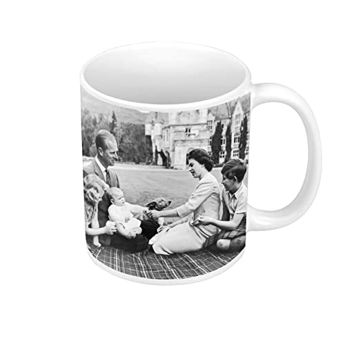 Fabulous Keramische Becher 325ml Königin Elisabeth II. und Prinz Philip Baby Charles Foto Altbau Schloss Königin von England Vintage von Fabulous