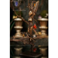 Baumnymphe Skulptur. Primitive Kunstpuppe Aus Ton Und Baumgeist Holz Schnitzen Ooak Skulptur Von Fae Factory Visionär Künstler Dr. Franky Dolan Baumnymphe Skulptur. Primitive Kunstpuppe Aus Ton Und Baumgeist Holz Schnitzen Ooak Skulptur Von Fae Factory Visionär Künstler Dr. Franky Dolan von faefactory