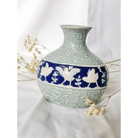 Art Nouveau Relief Porzellan Vase Tauben Um 1920 True Vintage Antik Vogel Kobalt Blau Cottage Art Nouveau Relief Porzellan Vase Tauben Um 1920 True Vintage Antik Vogel Kobalt Blau Cottage von fairytailjewelry