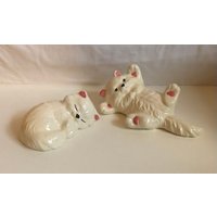 Kuscheliges Paar Flauschige Weiße Keramik Verspielte Kätzchen Hobbyist Künstler Signiert Ca 2000 Sleeping Kitty Cat Figurine Belly Rub Sale von familyjewelsatlanta