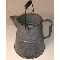 Vintage Grauer Emaille Graniteware Kettle Cowboy Kaffeekanne Metall & Holzgriff Rustikale Bauernhaus Primitive Küche Krug von familyjewelsatlanta