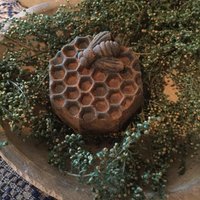 Geschwärzte Bienenwachs Wabe Mit Biene #210~Primitive~Summer~ Geschwärzte Bienenwachs Wabe Mit Biene #210~Primitive~Summer~ von farmfieldprimitives