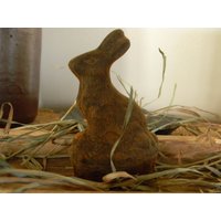 Geschwärzter Bienenwachs Hase Auf Korb #002 von farmfieldprimitives
