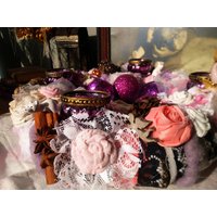Adventskranz Weihnachten Tischkranz Shabby Chic Boho Boheme Landhaus Teelichthalter Kranz Teelicht Advent Weiss Lila Pink Romantisch Adventskranz Weihnachten Tischkranz Shabby Chic Boho Boheme Landhaus Teelichthalter Kranz Teelicht Advent Weiss Lila Pink Romantisch von sinteins