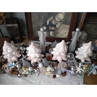 Handgefertigter Adventskranz in Silber Und Weiß - Elegante Weihnachtsdeko Mit Glaskugeln, Natürlichen Tannenzapfen Festlichen Details Handgefertigter Adventskranz in Silber Und Weiß - Elegante Weihnachtsdeko Mit Glaskugeln, Natürlichen Tannenzapfen Festlichen Details von sinteins