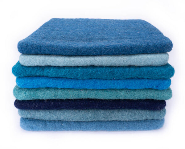feelz Sitzkissen aus Wolle gefilzt, eckig 35x35cm, verschiedene blau- und grüntöne von feelz