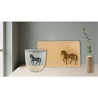 Frühstücksset Mit Pferdemotiv - Brettchen & Tasse | Personalisiert Namen Geschenk Für Pferdefreunde, Pferdebesitzer von fellzaubert