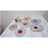 7 Deckchen Set Rund Gehäkelte Untersetzer Unterlage Blau Rosa Weiß Grün Lila Rot Tischdeckchen Kleine Blume Folklore Muster Skandinavisch von feltinga
