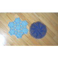 Set Von 2 Deckchen Untersetzer Herzstück Zopfmuster Häkelmatte Pad Rund Blau Tisch Tischset Baumwolle Wohnkultur Handgemachte Florale Blume von feltinga