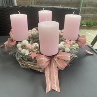 Moderner Adventskranz Kranz Weihnachten Rosa Altrosa Weiß Rustikale Kerzen Eukalyptus von festlicheGeschenke