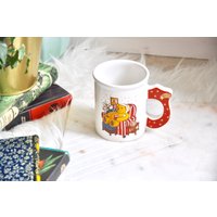 Vintage Retro Weihnachtsbecher Mit Illustration Der 1980Er Jahre von fetchandsow