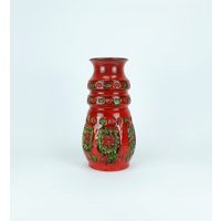 1960Er Ü-Keramik Vase Modell 1400/30 Leuchtend Rotes Und Grünes Relief Dekor von fiftieshomestyle