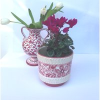 Boho Italienisch Blumentopf, Übertopf Handgefertigt, Handbemalt Vase, Relief Weiss Rosa Bemalung, Kunstkeramik Italien 70Er Jahre von fineartsdeco