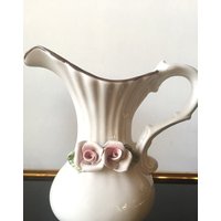 Capodimonte Vase Krugvase, Sehr Edel , 4 Fuß-Vase Handgefertigt, Top Zustand Rosa Rosen Henkelkrug 1950-60Er Jahre Italien Od Dresden von fineartsdeco