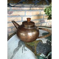 Vintage Gehämmert Kupfer-Tee-Kanne Post Bauhaus Form Kupfer-Holz-Flachs Hand-Gefertigt in Germany 1920-49 Geschmiedet Kupferkanne Rund Vintage Gehämmert Kupfer-Tee-Kanne Post Bauhaus Form Kupfer-Holz-Flachs Hand-Gefertigt in Germany 1920-49 Geschmiedet Kupferkanne Rund von fineartsdeco