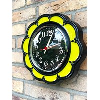 Vintage Wanduhr Keramik Handgefertigt Gelbe Sonne Wandkeramik Uhr Blume Küchenuhr Original 1960-70Er Jahre, Made in Germany von fineartsdeco