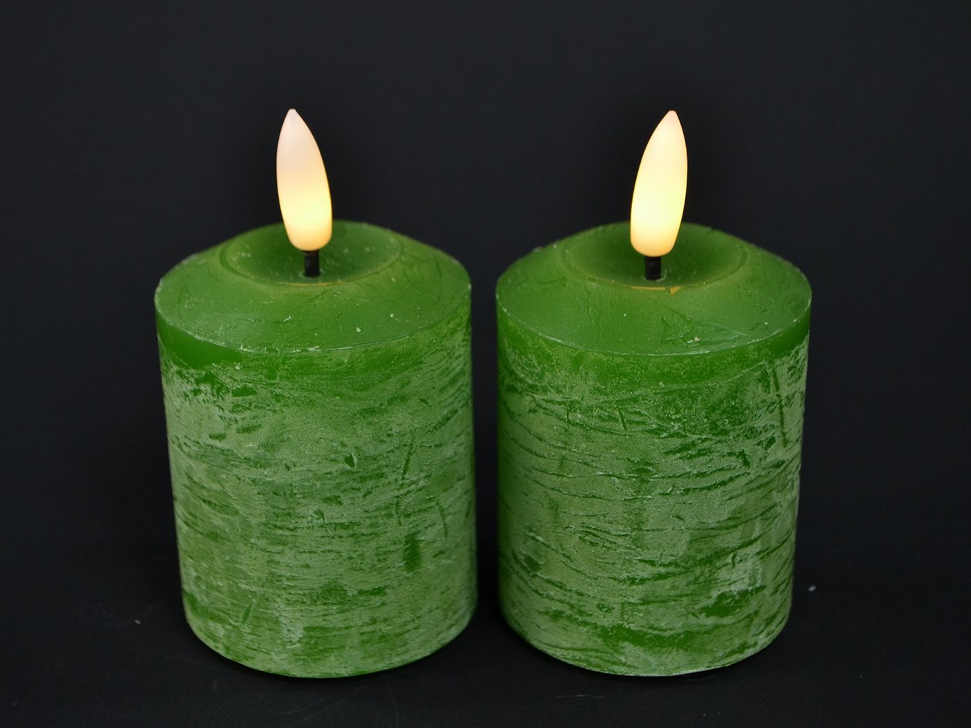 finehomegarden Stumpenkerze LED Kerze Echtwachs Set/2 dunkelgrün mit Timer Ø5,2cm H6,5cm Dinner (Set, 2-tlg), Stumpenkerze Wachskerze Advent Dekoration von finehomegarden