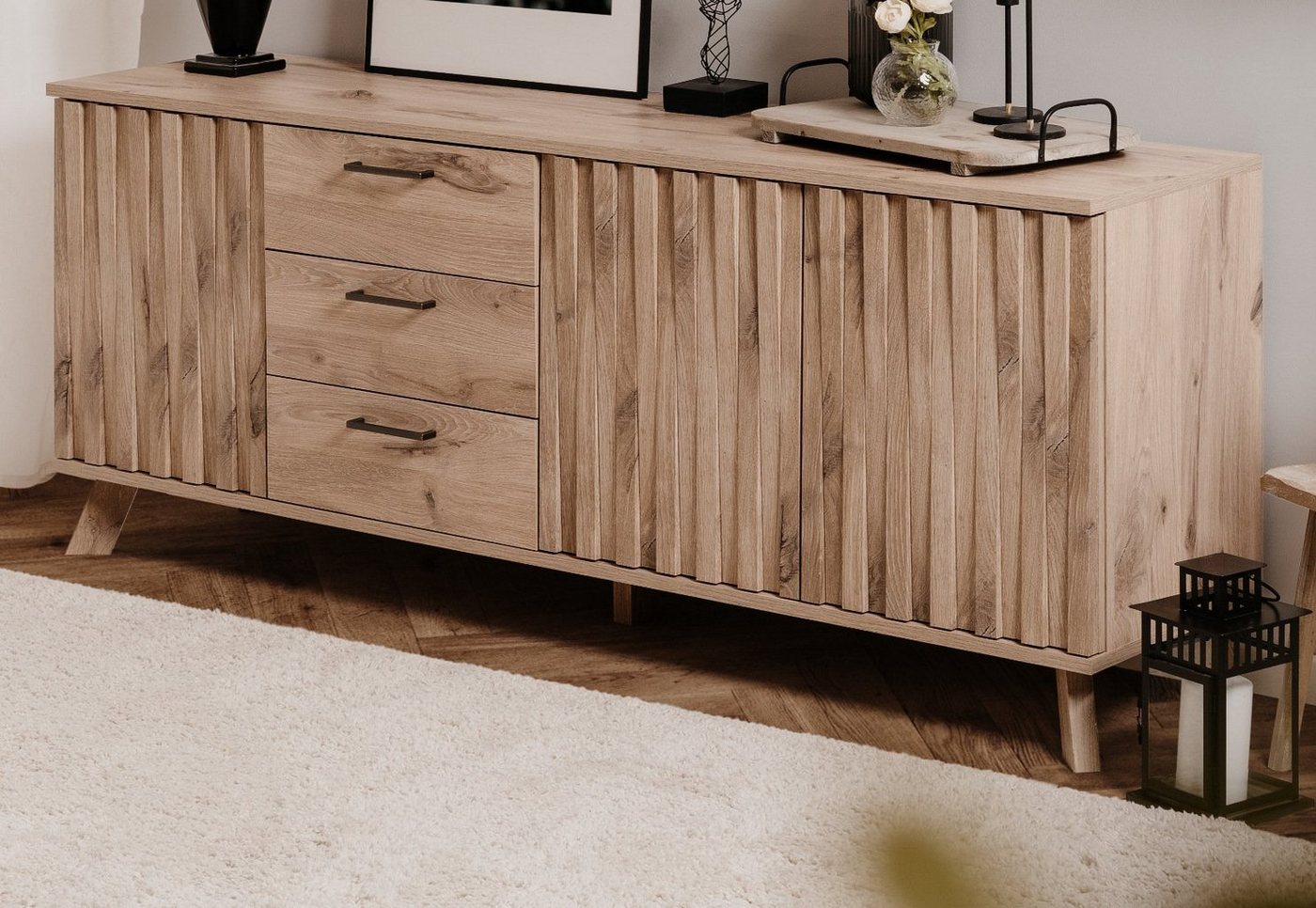 Finori Sideboard Douro (Anrichte in Schweden Eiche, 3-türig, 175 x 68 cm), mit Push-to-Open und 3D Holzrelief von Finori