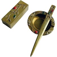Verziertes Messing Schreibtisch Set, 3-Teiliges Aschenbecher, Verschönerte Box, Brieföffner Aus Mit Rot Grünen Steinen Und Blättern von flabbyrabbit