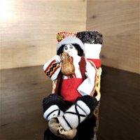 Vintage Glas Salz Und Pfefferstreuer Mit Handgefertigter Folklore-Trachtenpuppe von fleamarketEU