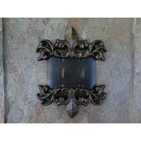 Fleur De Lis Doppel Kippschalter Platte | Wählen Sie Ihre Farbe Zweifach Lichtschalterabdeckung Custom Double Switch Fleurdelisjunkie von fleurdelisjunkie