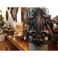 Fleur De Lis Schild Kerze Pin Candle Art | Wählen Sie Ihre Farbe Kerzen Akzent Accessoire Stumpenkerze Dekor Tuscan Home Decor Fleur De Lis Schild Kerze Pin Candle Art | Wählen Sie Ihre Farbe Kerzen Akzent Accessoire Stumpenkerze Dekor Tuscan Home Decor von fleurdelisjunkie
