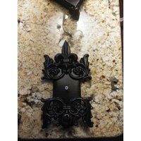 Kabelauslassabdeckung Fleur De Lis Schalterplatte | Wählen Sie Ihre Farbe - Koax-Kabelabdeckung, Kabel-Tv-Abdeckung, Schalterplatte, Tuscan von fleurdelisjunkie