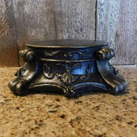 Kapitalvoller Kerzenhalter | Wählen Sie Ihre Farbe Kerzenständer Sockel Top Rustikaler Stumpen Fleurdelisjunkie von fleurdelisjunkie