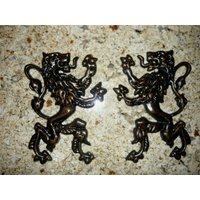 Löwe Wandteller | Metall 2Er-Set Wählen Sie Ihre Farbe Löwen Wandbild Mittelalter Königlich König Königin Schloss Fleurdelisjunkie Löwe Wandteller | Metall 2Er-Set Wählen Sie Ihre Farbe Löwen Wandbild Mittelalter Königlich König Königin Schloss Fleurdelisjunkie von fleurdelisjunkie