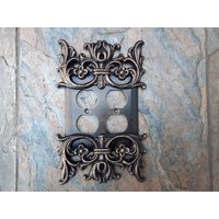 Metall Doppel-Auslassplatte | Wähle Deine Farbe Schalterplatte Stecker Steckerabdeckung Auslauf-Abdeckplatte Fleurdelisjunkie von fleurdelisjunkie